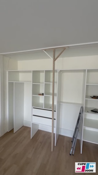 Шкаф-купе «Встроенный 4-дверный шкаф-купе в интерьере с натяжным потолком»