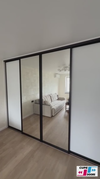 Шкаф-купе «Встроенный 4-дверный шкаф-купе в интерьере с натяжным потолком»